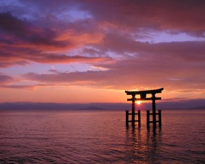 穏やかな海の鳥居jpg